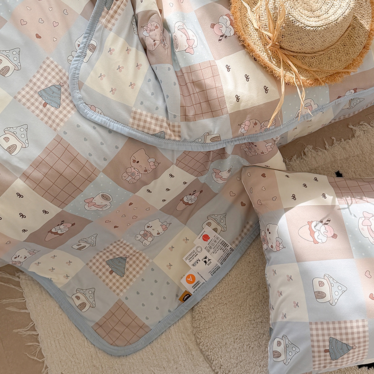 91家纺网 家纺一手货源 找家纺 桃子家居 2026新款A类卡通小清新印花高品质牛奶丝软糯针织棉包边夏被系列 针织棉-奶咖暖糖屋