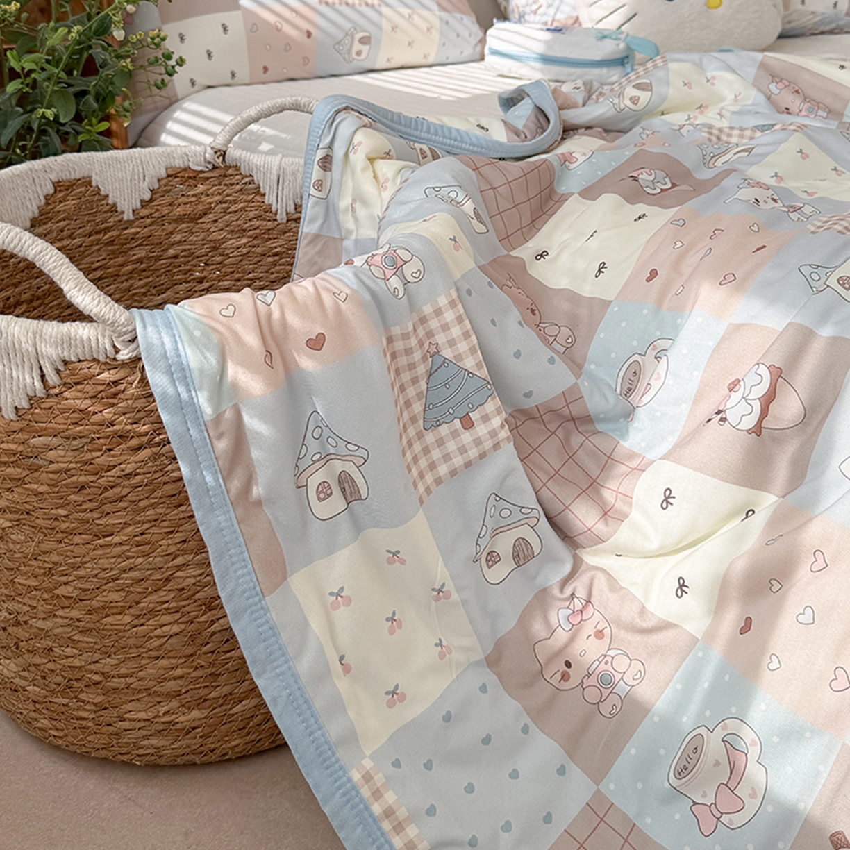 91家纺网 家纺一手货源 找家纺 桃子家居 2026新款A类卡通小清新印花高品质牛奶丝软糯针织棉包边夏被系列 针织棉-奶咖暖糖屋