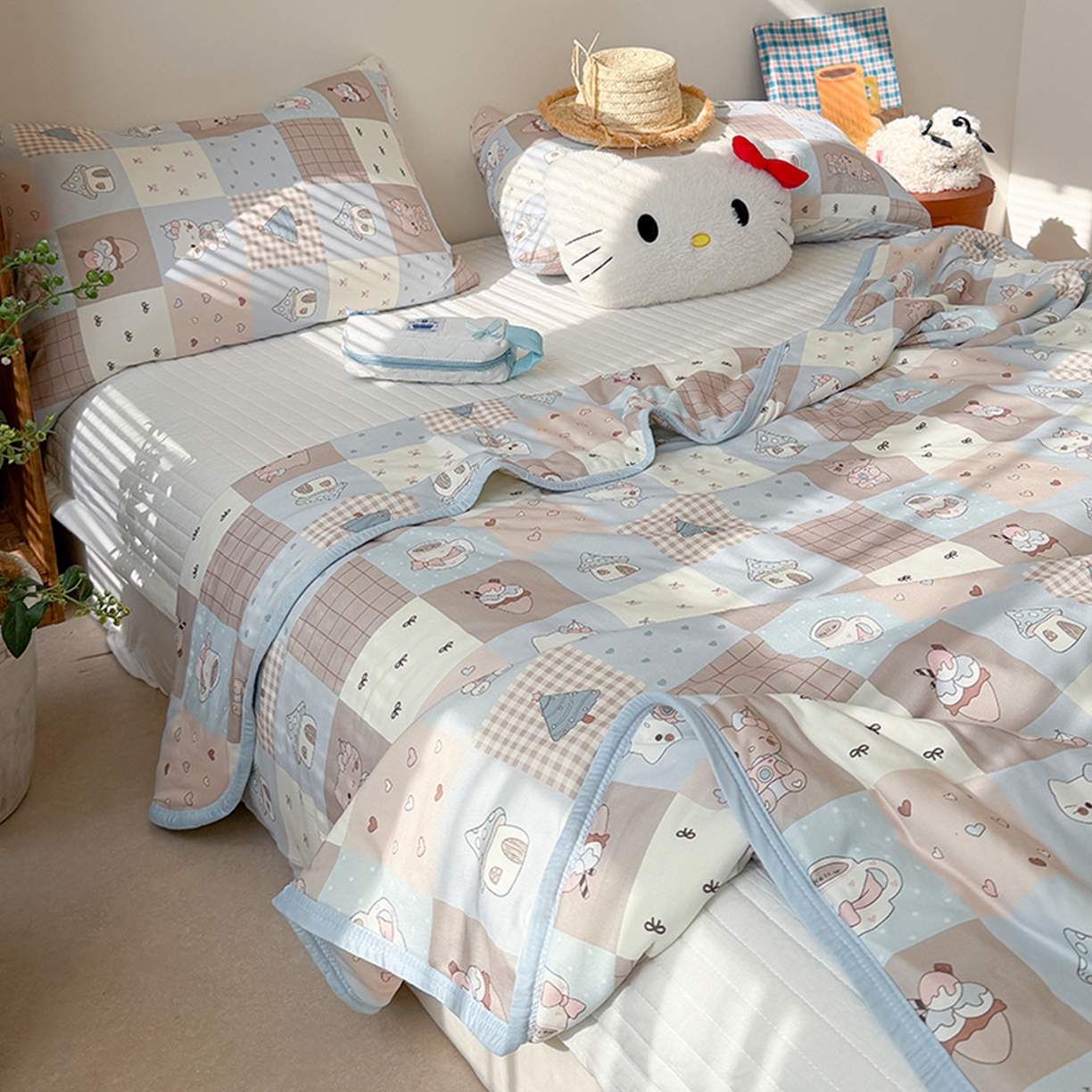 91家纺网 家纺一手货源 找家纺 桃子家居 2026新款A类卡通小清新印花高品质牛奶丝软糯针织棉包边夏被系列 针织棉-奶咖暖糖屋