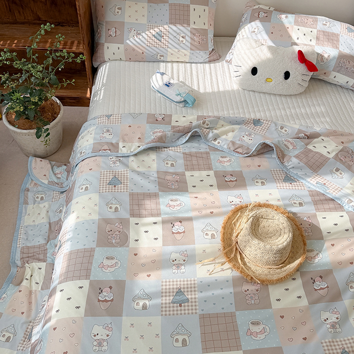 91家纺网 家纺一手货源 找家纺 桃子家居 2026新款A类卡通小清新印花高品质牛奶丝软糯针织棉包边夏被系列 针织棉-奶咖暖糖屋
