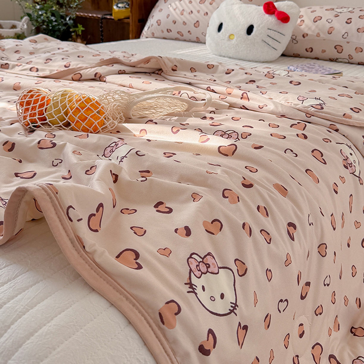 91家纺网 家纺一手货源 找家纺 桃子家居 2026新款A类卡通小清新印花高品质牛奶丝软糯针织棉包边夏被系列 针织棉-奶咖小猫