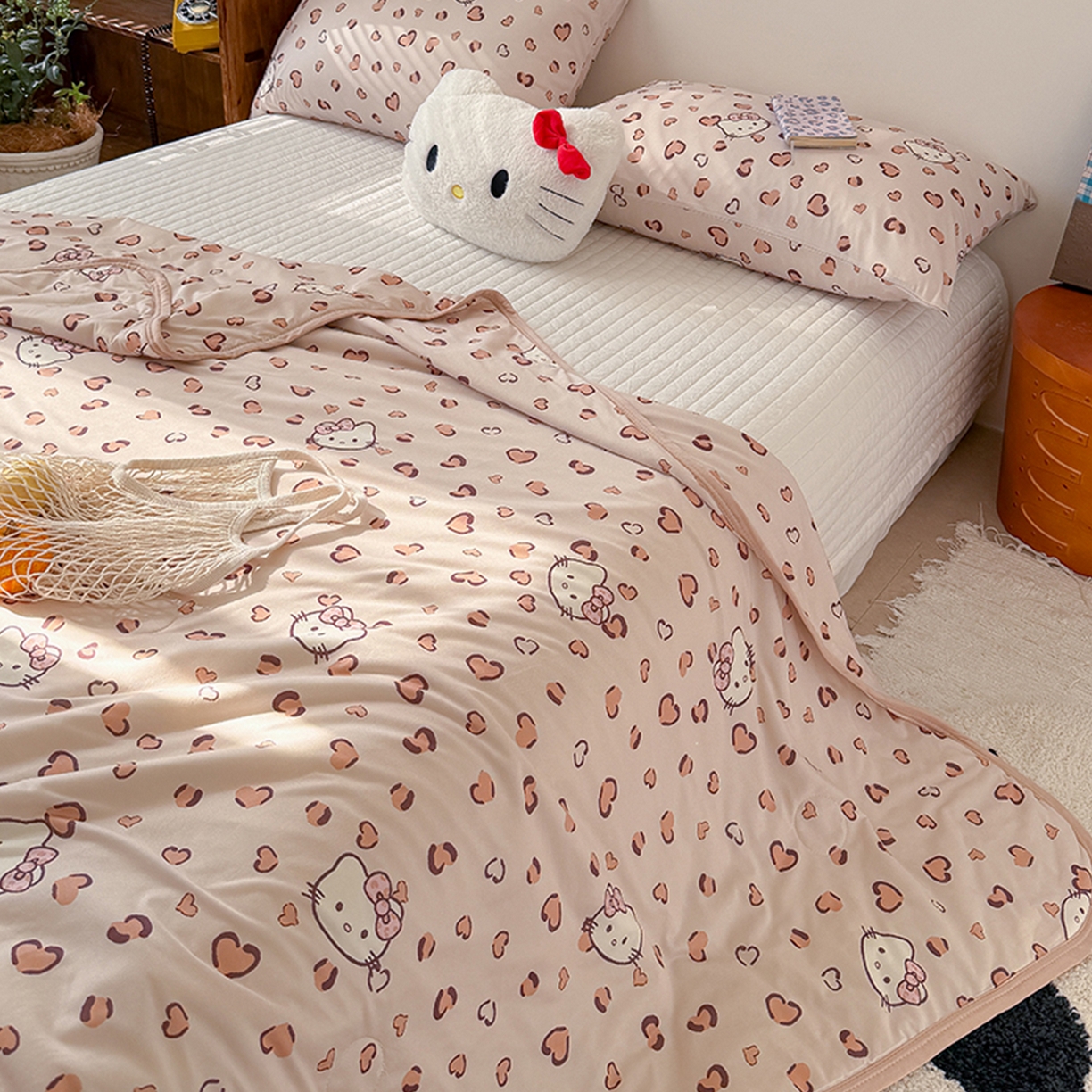 91家纺网 家纺一手货源 找家纺 桃子家居 2026新款A类卡通小清新印花高品质牛奶丝软糯针织棉包边夏被系列 针织棉-奶咖小猫