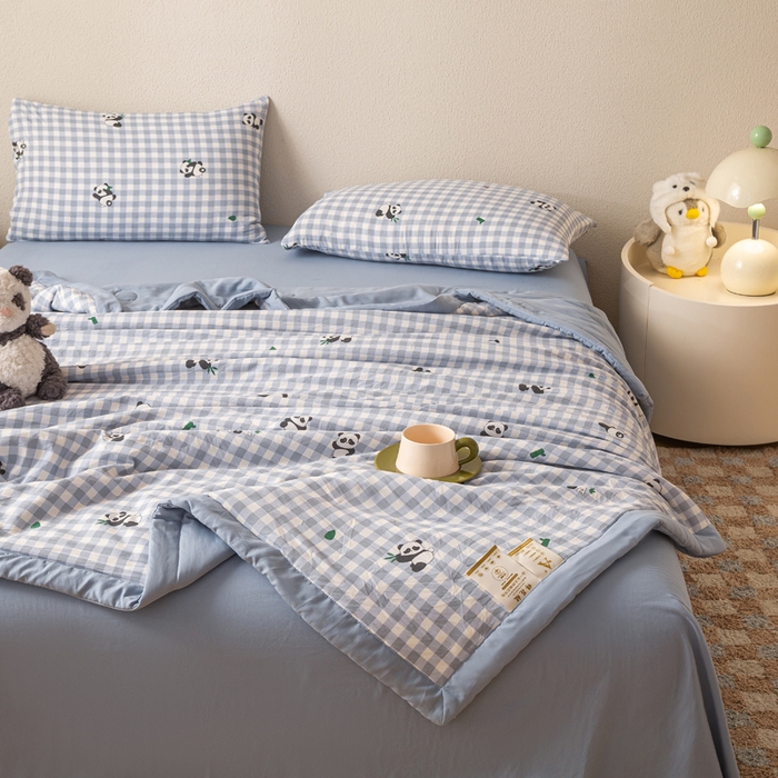 91家纺网 家纺一手货源 找家纺 爱屋及屋 2026新款水洗棉印花夏被夏凉被被子被芯 蓝格子熊猫