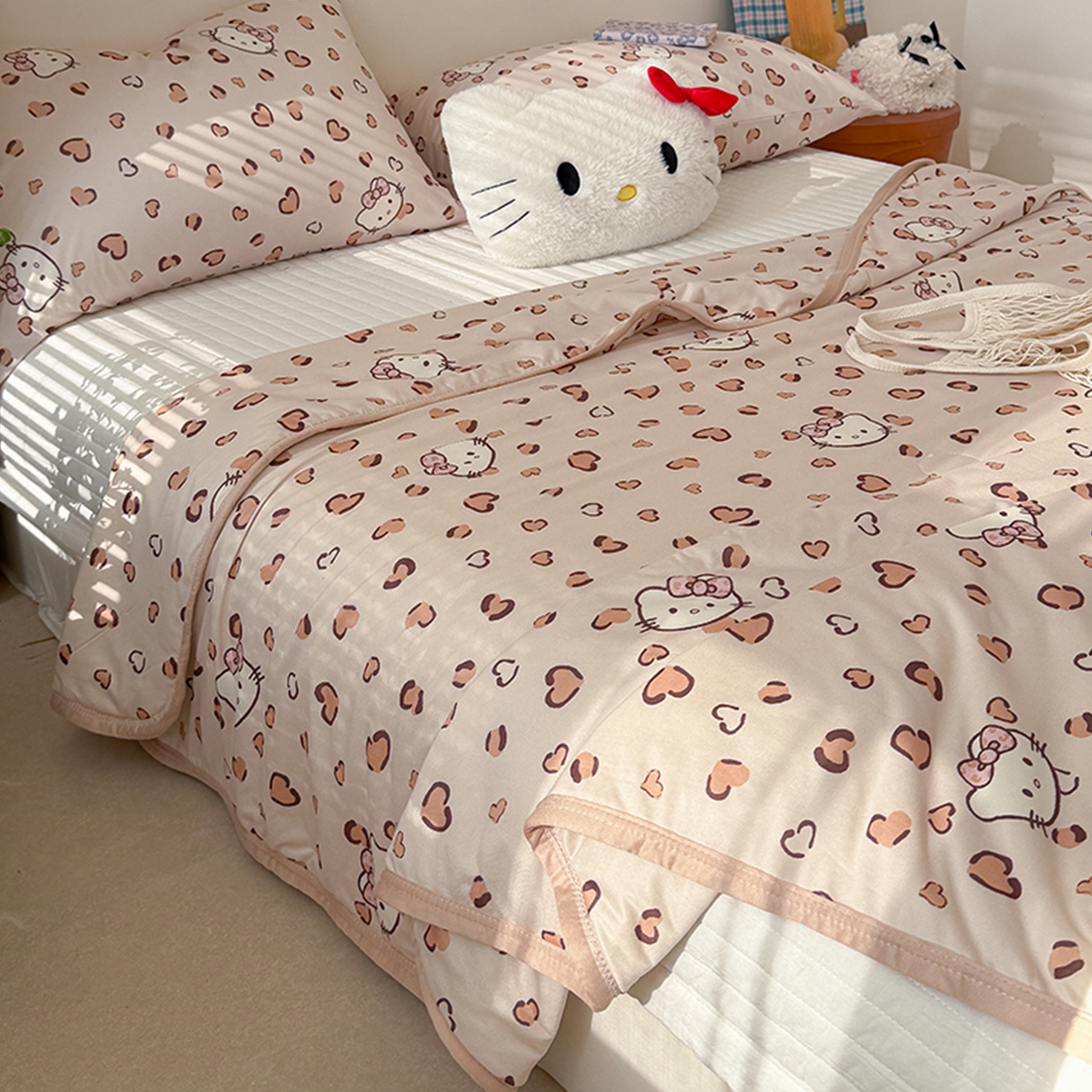 91家纺网 家纺一手货源 找家纺 桃子家居 2026新款A类卡通小清新印花高品质牛奶丝软糯针织棉包边夏被系列 针织棉-奶咖小猫