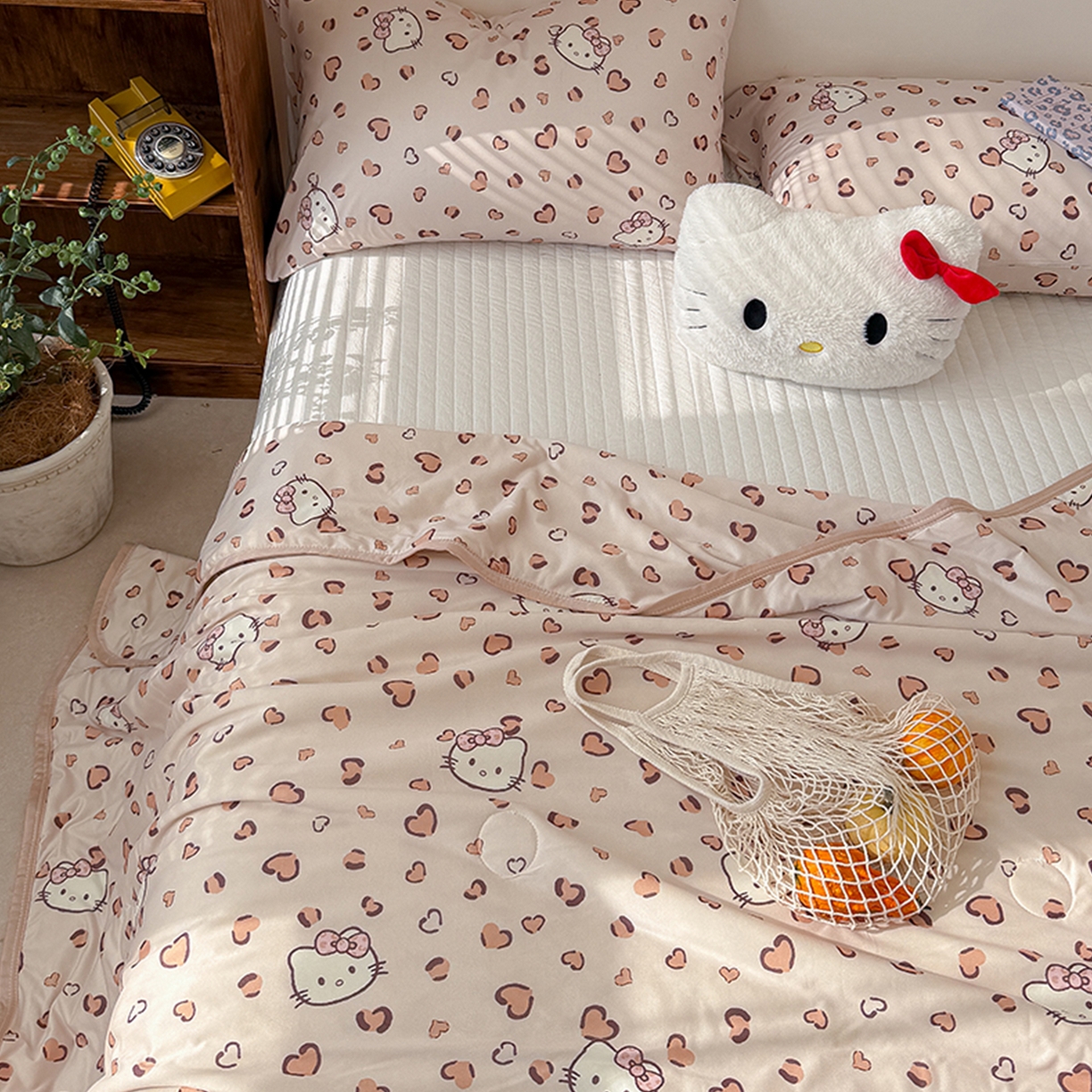 91家纺网 家纺一手货源 找家纺 桃子家居 2026新款A类卡通小清新印花高品质牛奶丝软糯针织棉包边夏被系列 针织棉-奶咖小猫