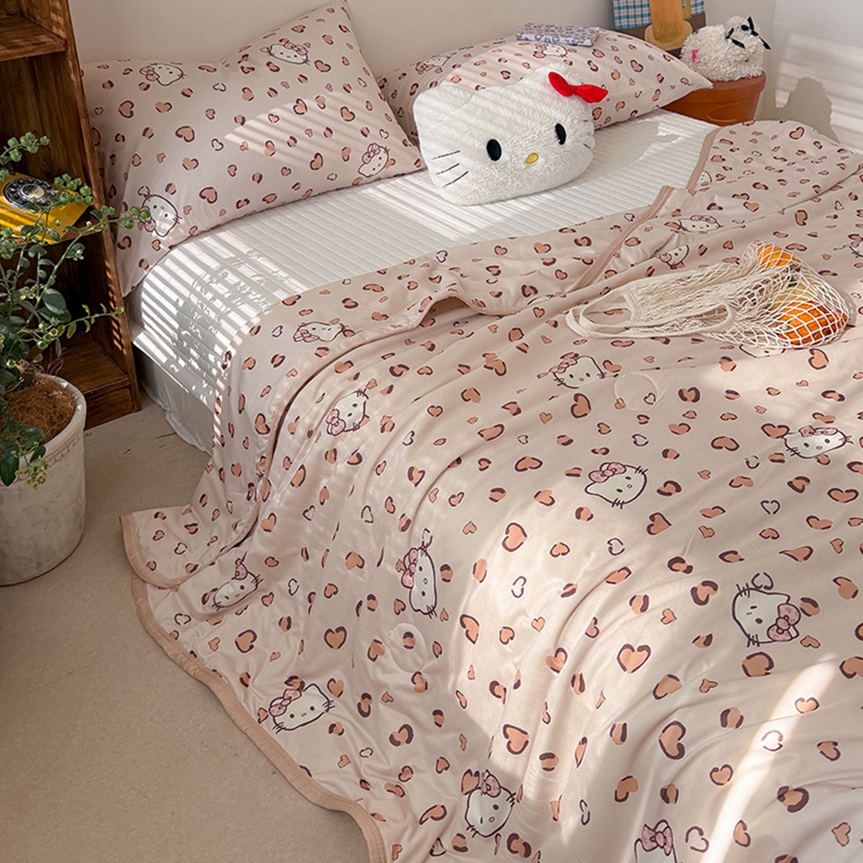 91家纺网 家纺一手货源 找家纺 桃子家居 2026新款A类卡通小清新印花高品质牛奶丝软糯针织棉包边夏被系列 针织棉-奶咖小猫