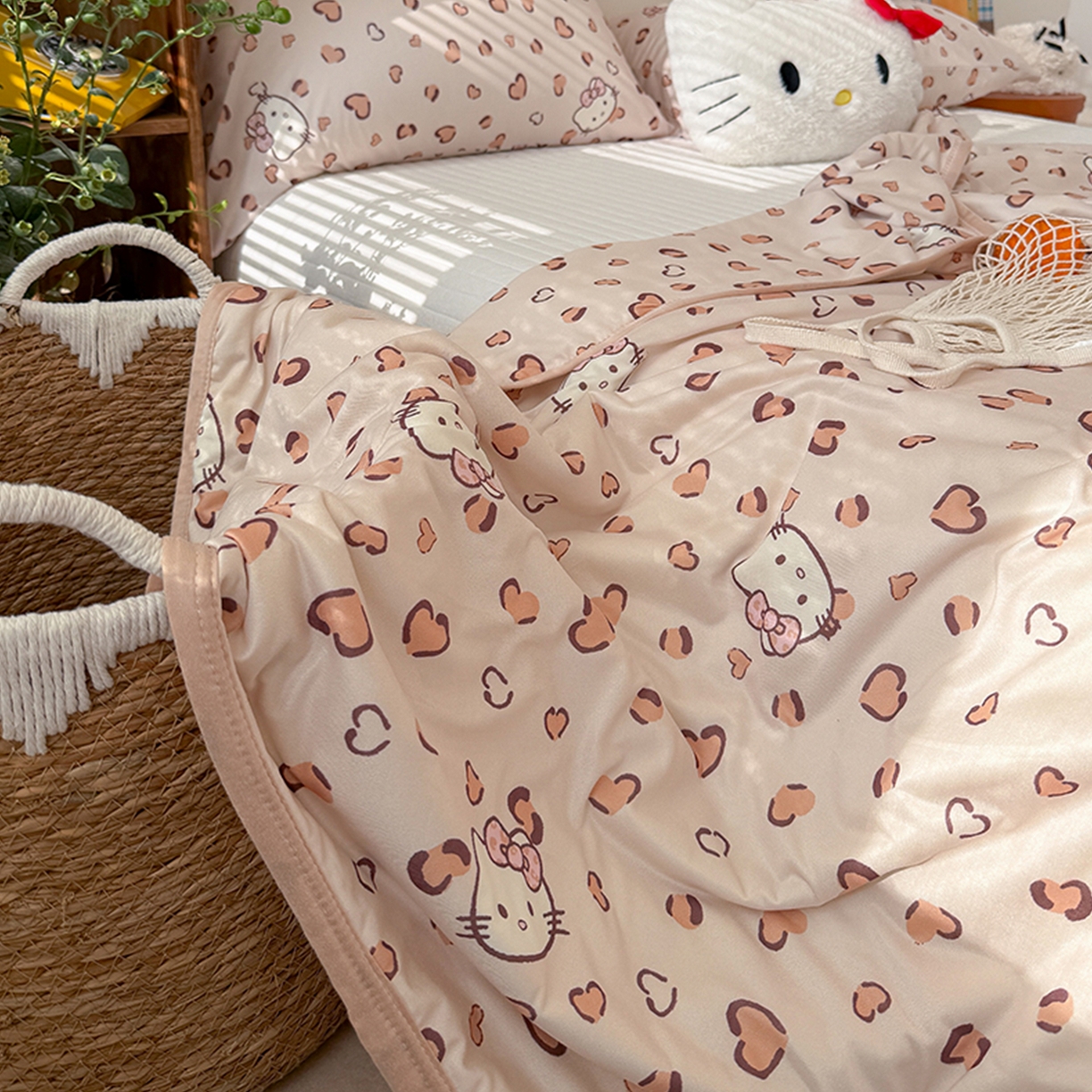 91家纺网 家纺一手货源 找家纺 桃子家居 2026新款A类卡通小清新印花高品质牛奶丝软糯针织棉包边夏被系列 针织棉-奶咖小猫