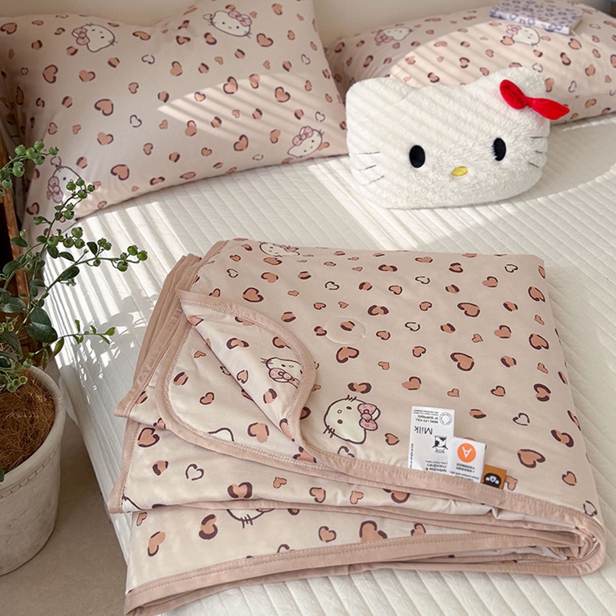 91家纺网 家纺一手货源 找家纺 桃子家居 2026新款A类卡通小清新印花高品质牛奶丝软糯针织棉包边夏被系列 针织棉-奶咖小猫