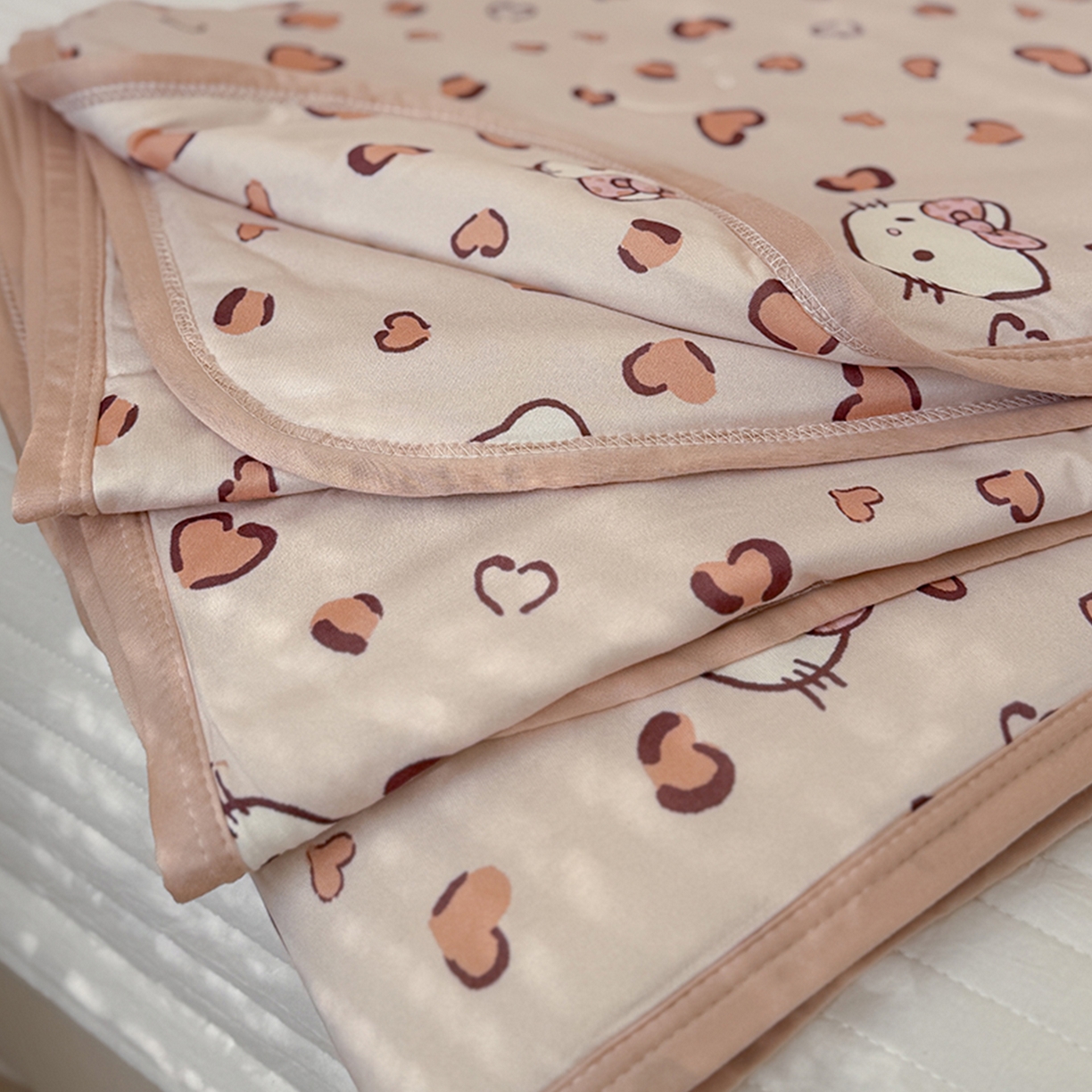 91家纺网 家纺一手货源 找家纺 桃子家居 2026新款A类卡通小清新印花高品质牛奶丝软糯针织棉包边夏被系列 针织棉-奶咖小猫