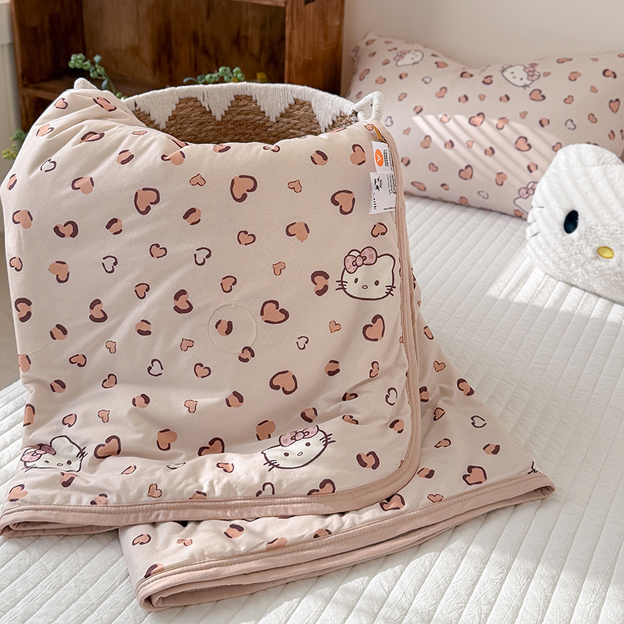 91家纺网 家纺一手货源 找家纺 桃子家居 2026新款A类卡通小清新印花高品质牛奶丝软糯针织棉包边夏被系列 针织棉-奶咖小猫