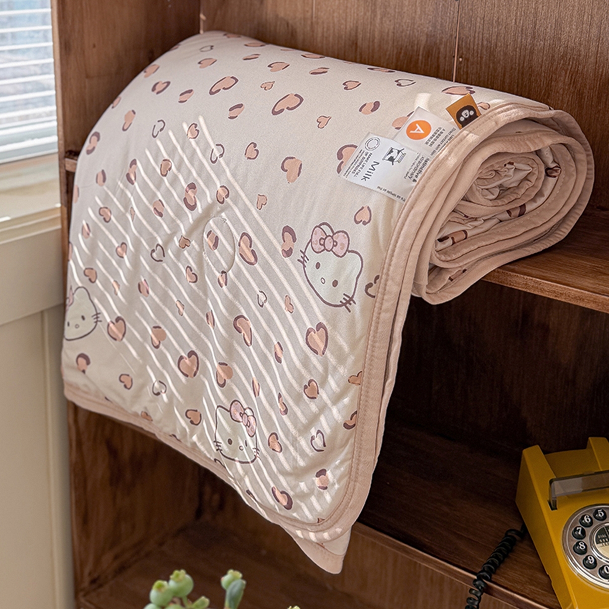 91家纺网 家纺一手货源 找家纺 桃子家居 2026新款A类卡通小清新印花高品质牛奶丝软糯针织棉包边夏被系列 针织棉-奶咖小猫