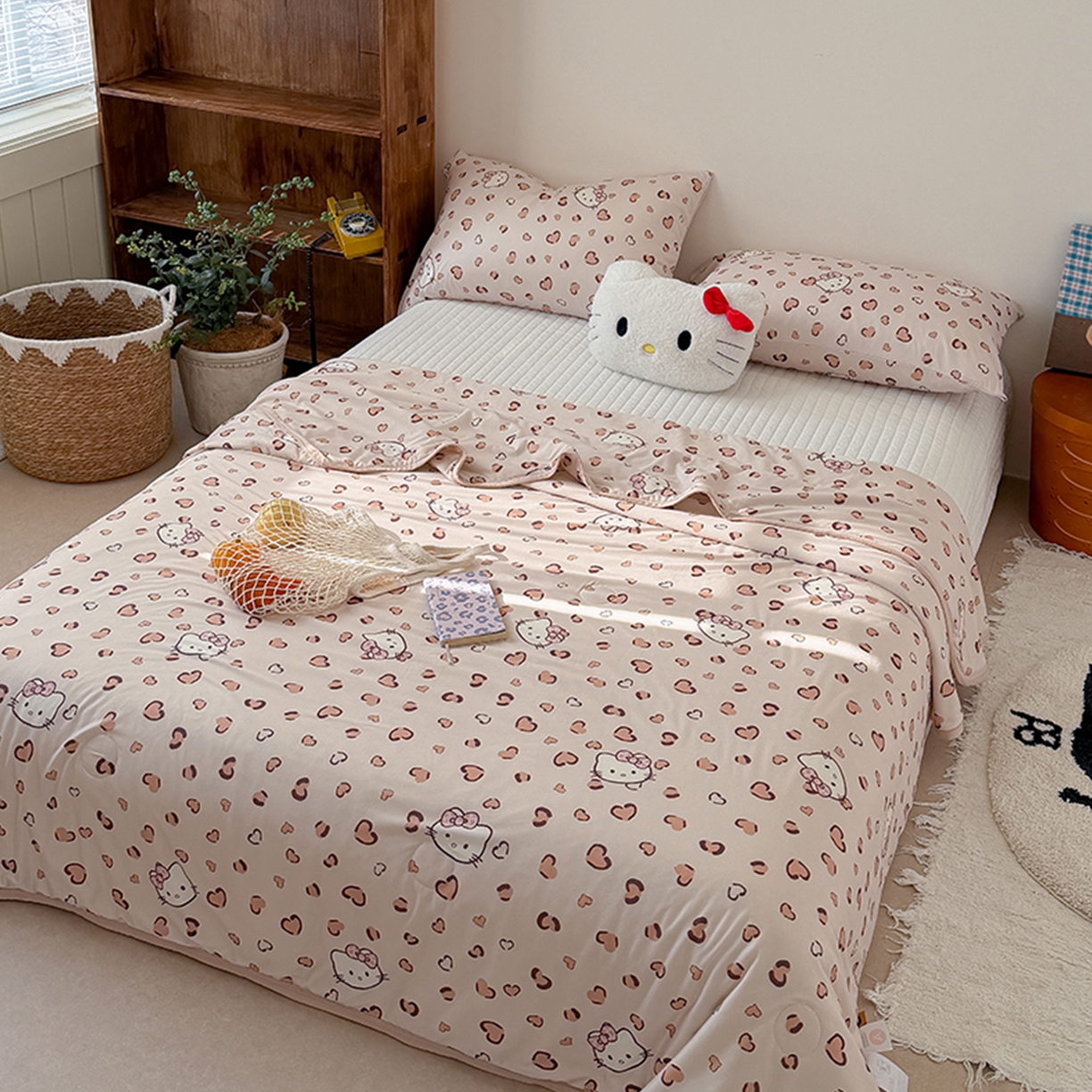 91家纺网 家纺一手货源 找家纺 桃子家居 2026新款A类卡通小清新印花高品质牛奶丝软糯针织棉包边夏被系列 针织棉-奶咖小猫
