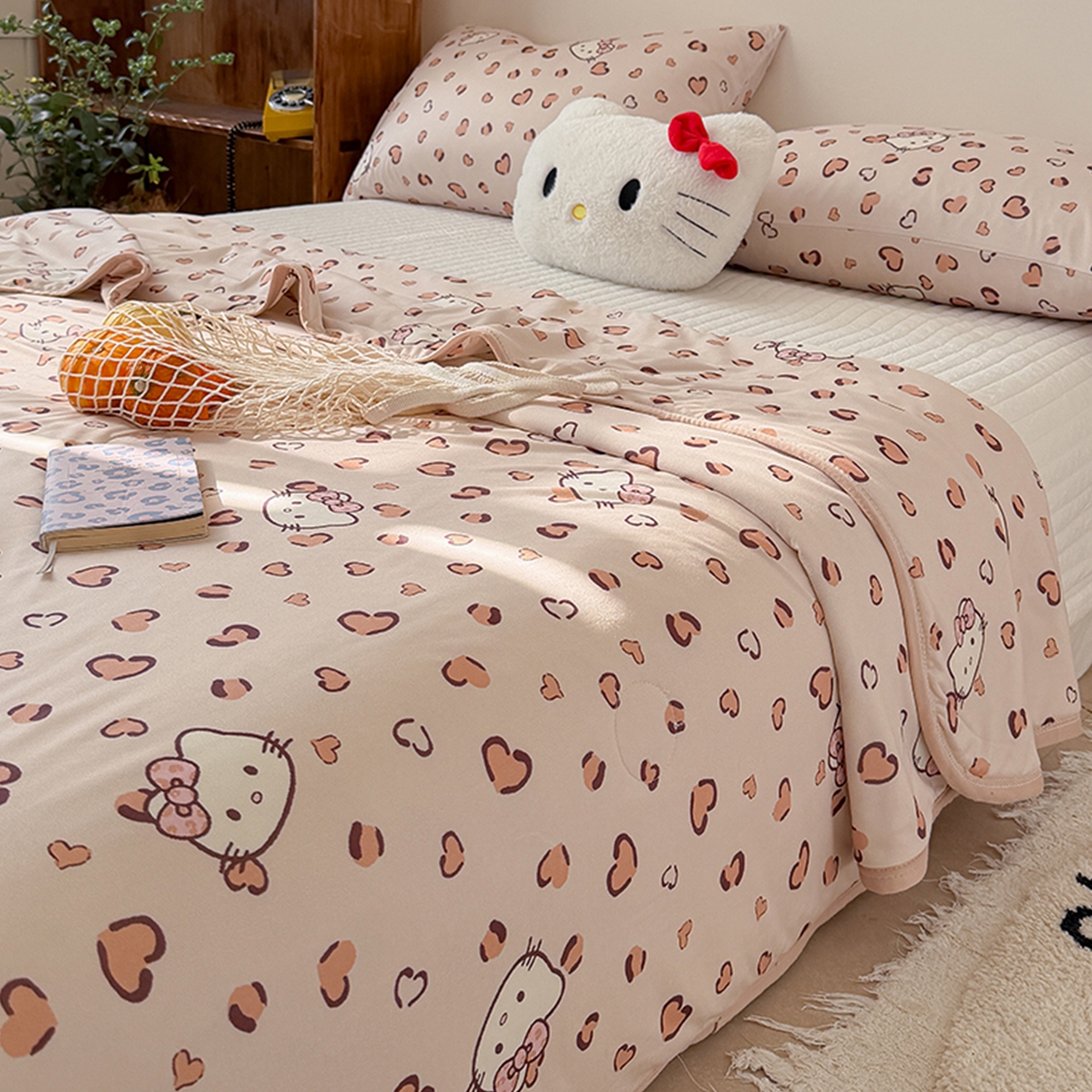91家纺网 家纺一手货源 找家纺 桃子家居 2026新款A类卡通小清新印花高品质牛奶丝软糯针织棉包边夏被系列 针织棉-奶咖小猫