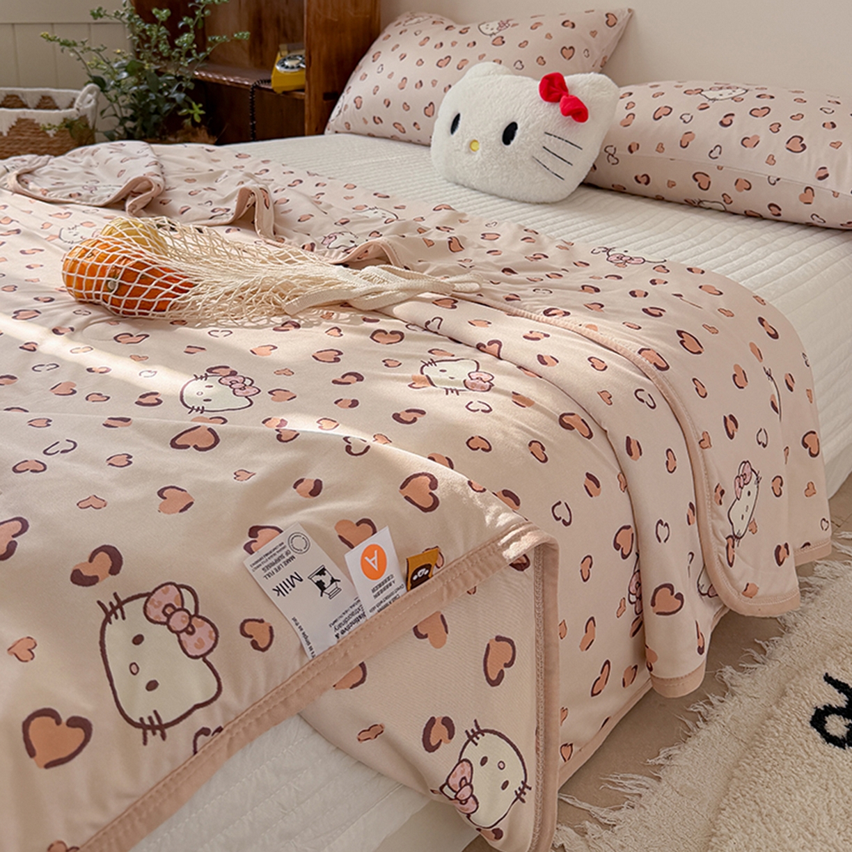 91家纺网 家纺一手货源 找家纺 桃子家居 2026新款A类卡通小清新印花高品质牛奶丝软糯针织棉包边夏被系列 针织棉-奶咖小猫