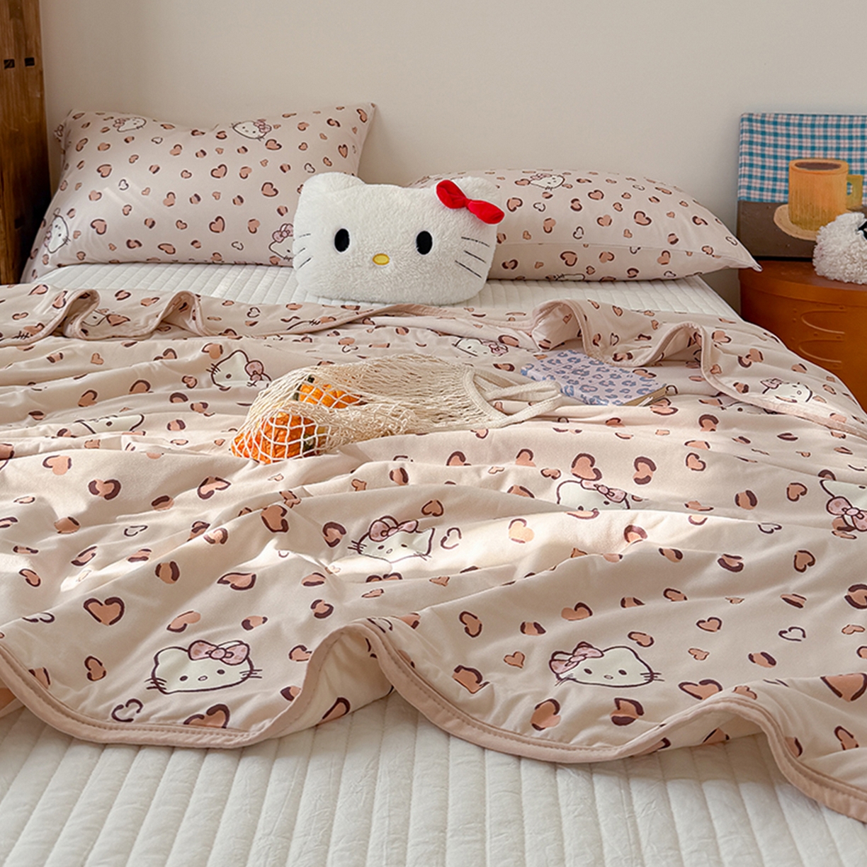 91家纺网 家纺一手货源 找家纺 桃子家居 2026新款A类卡通小清新印花高品质牛奶丝软糯针织棉包边夏被系列 针织棉-奶咖小猫