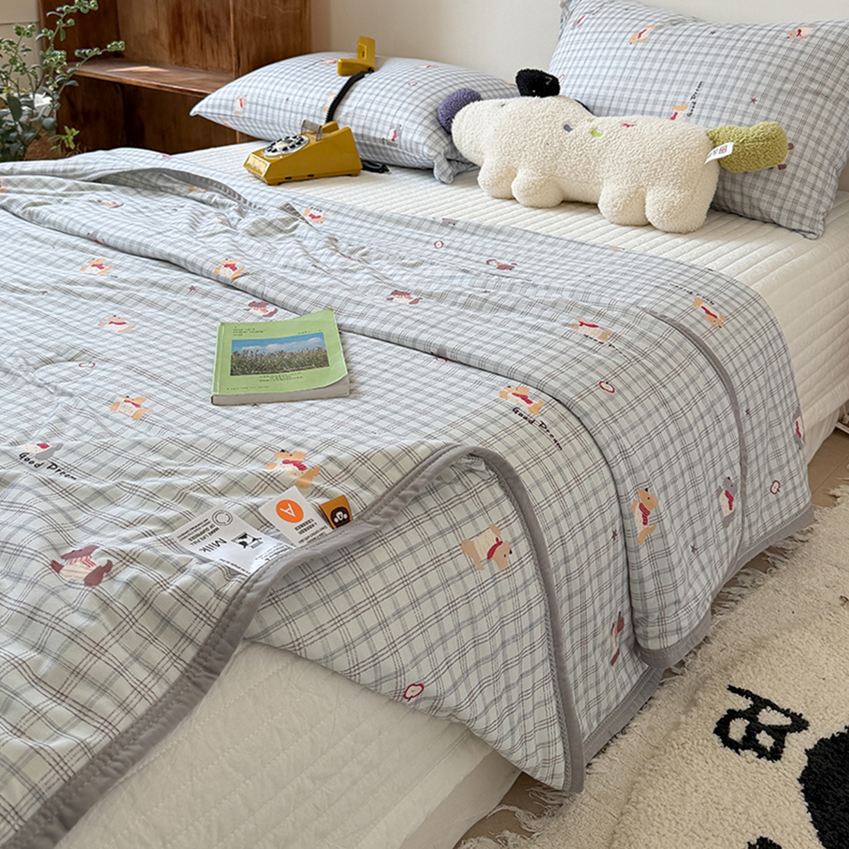 91家纺网 家纺一手货源 找家纺 桃子家居 2026新款A类卡通小清新印花高品质牛奶丝软糯针织棉包边夏被系列 针织棉-奶蓝小狗