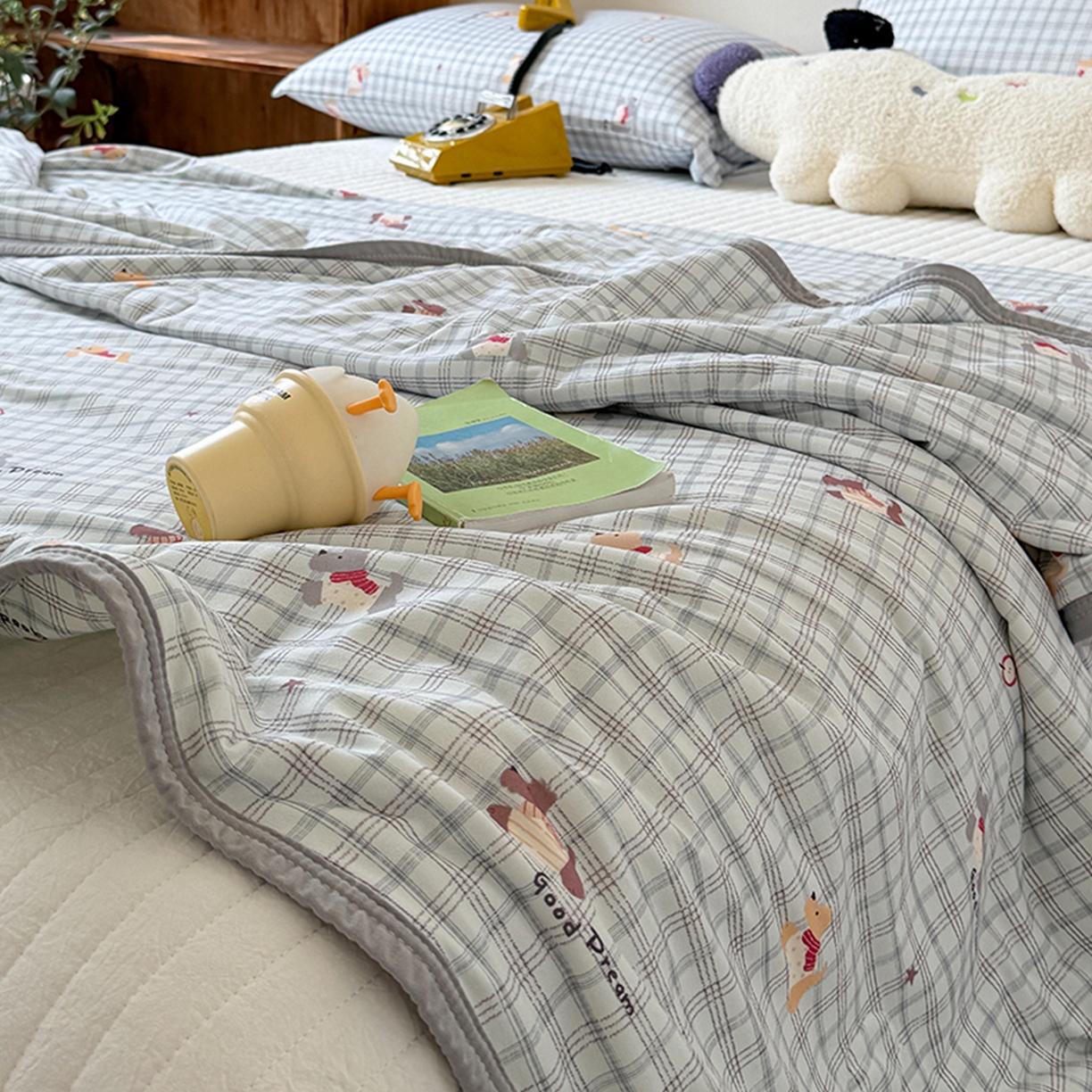 91家纺网 家纺一手货源 找家纺 桃子家居 2026新款A类卡通小清新印花高品质牛奶丝软糯针织棉包边夏被系列 针织棉-奶蓝小狗