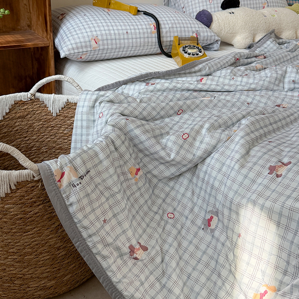 91家纺网 家纺一手货源 找家纺 桃子家居 2026新款A类卡通小清新印花高品质牛奶丝软糯针织棉包边夏被系列 针织棉-奶蓝小狗