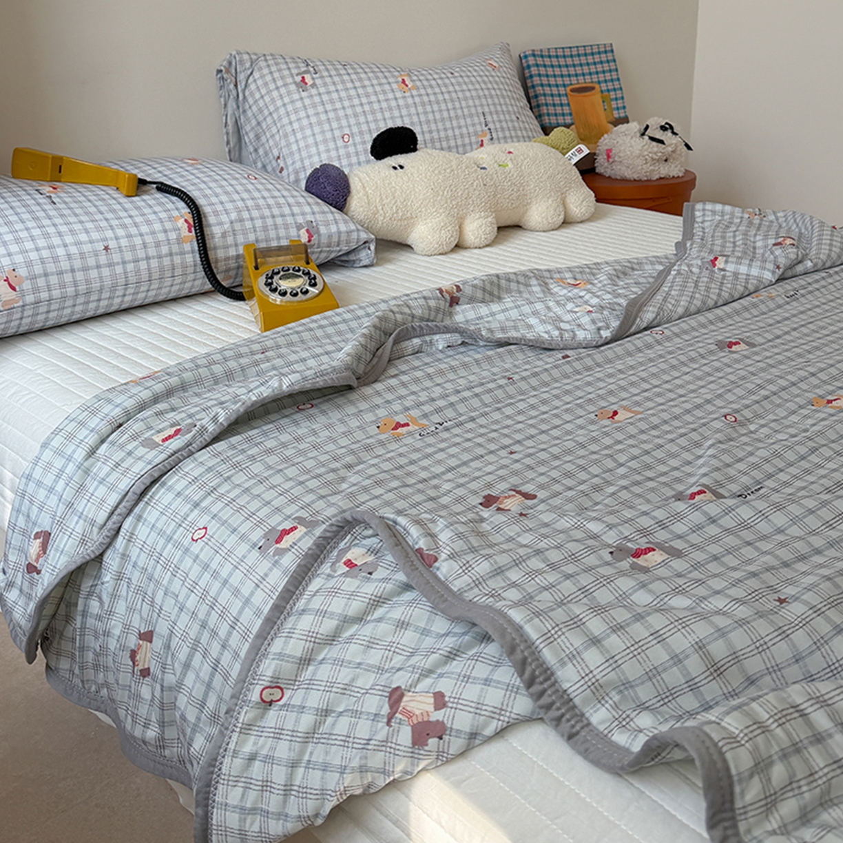 91家纺网 家纺一手货源 找家纺 桃子家居 2026新款A类卡通小清新印花高品质牛奶丝软糯针织棉包边夏被系列 针织棉-奶蓝小狗