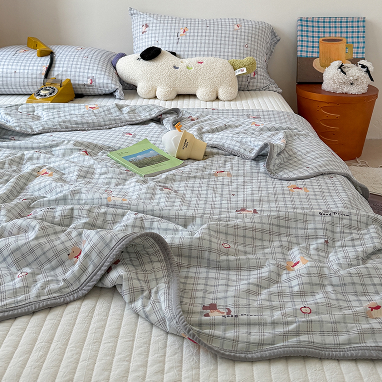 91家纺网 家纺一手货源 找家纺 桃子家居 2026新款A类卡通小清新印花高品质牛奶丝软糯针织棉包边夏被系列 针织棉-奶蓝小狗