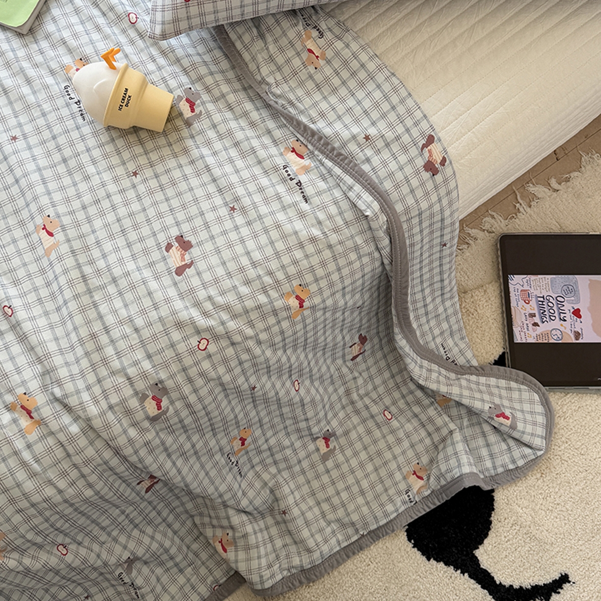 91家纺网 家纺一手货源 找家纺 桃子家居 2026新款A类卡通小清新印花高品质牛奶丝软糯针织棉包边夏被系列 针织棉-奶蓝小狗