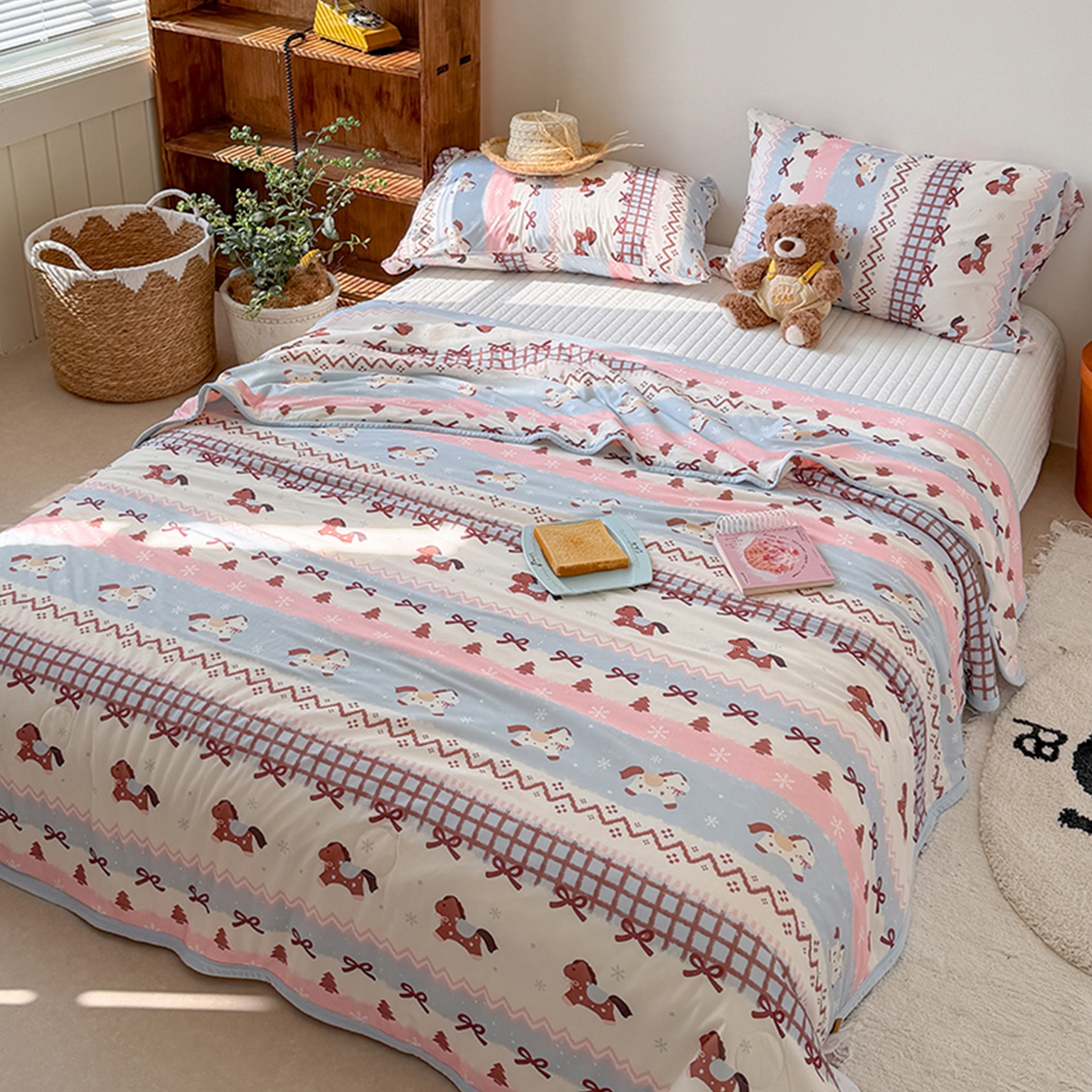 91家纺网 家纺一手货源 找家纺 桃子家居 2026新款A类卡通小清新印花高品质牛奶丝软糯针织棉包边夏被系列 针织棉-奶糖木马