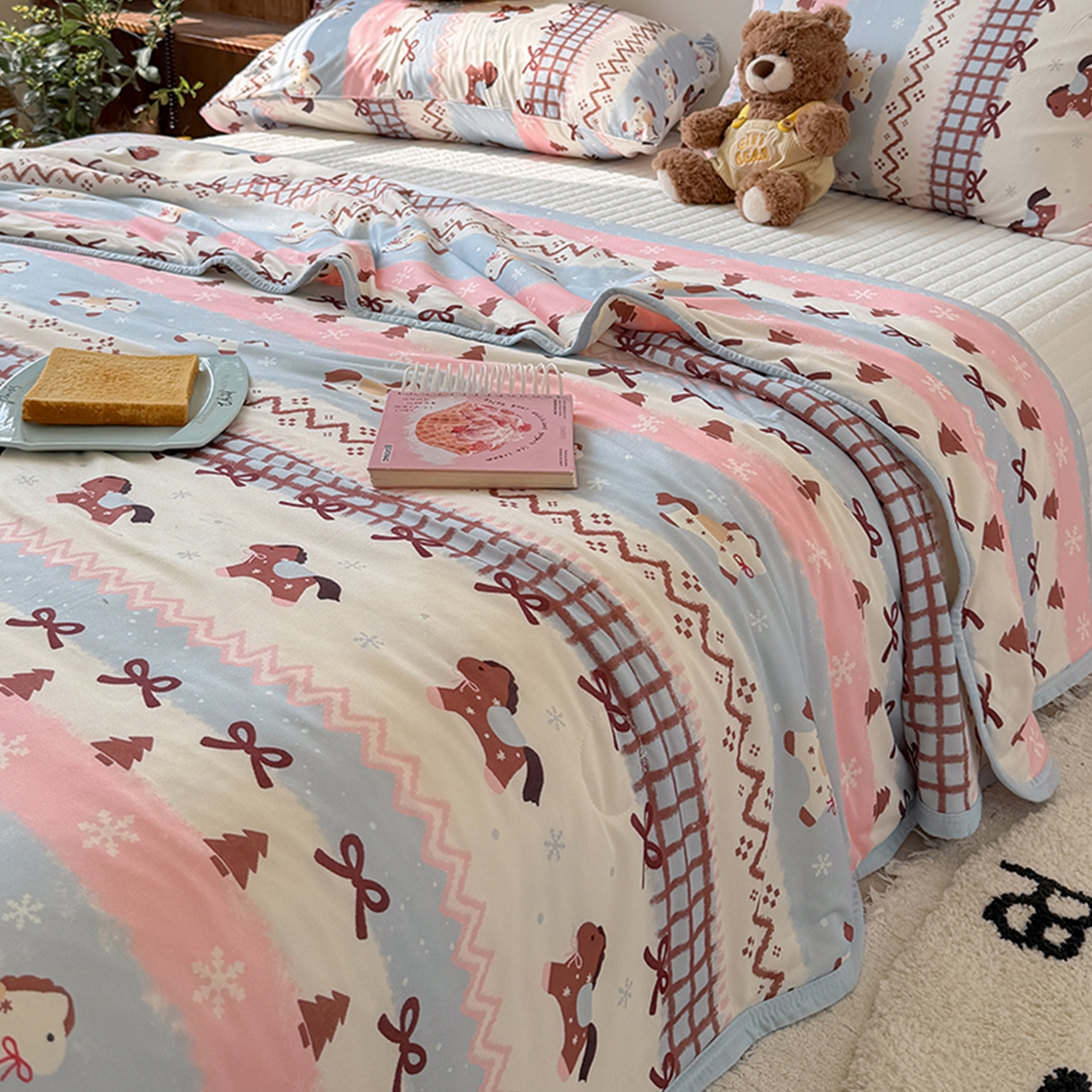 91家纺网 家纺一手货源 找家纺 桃子家居 2026新款A类卡通小清新印花高品质牛奶丝软糯针织棉包边夏被系列 针织棉-奶糖木马