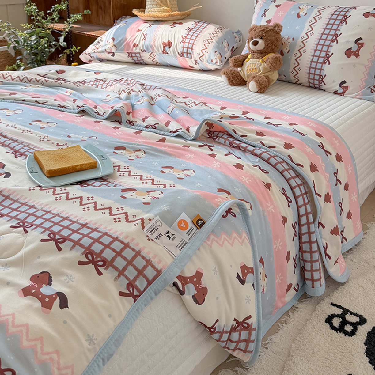 91家纺网 家纺一手货源 找家纺 桃子家居 2026新款A类卡通小清新印花高品质牛奶丝软糯针织棉包边夏被系列 针织棉-奶糖木马