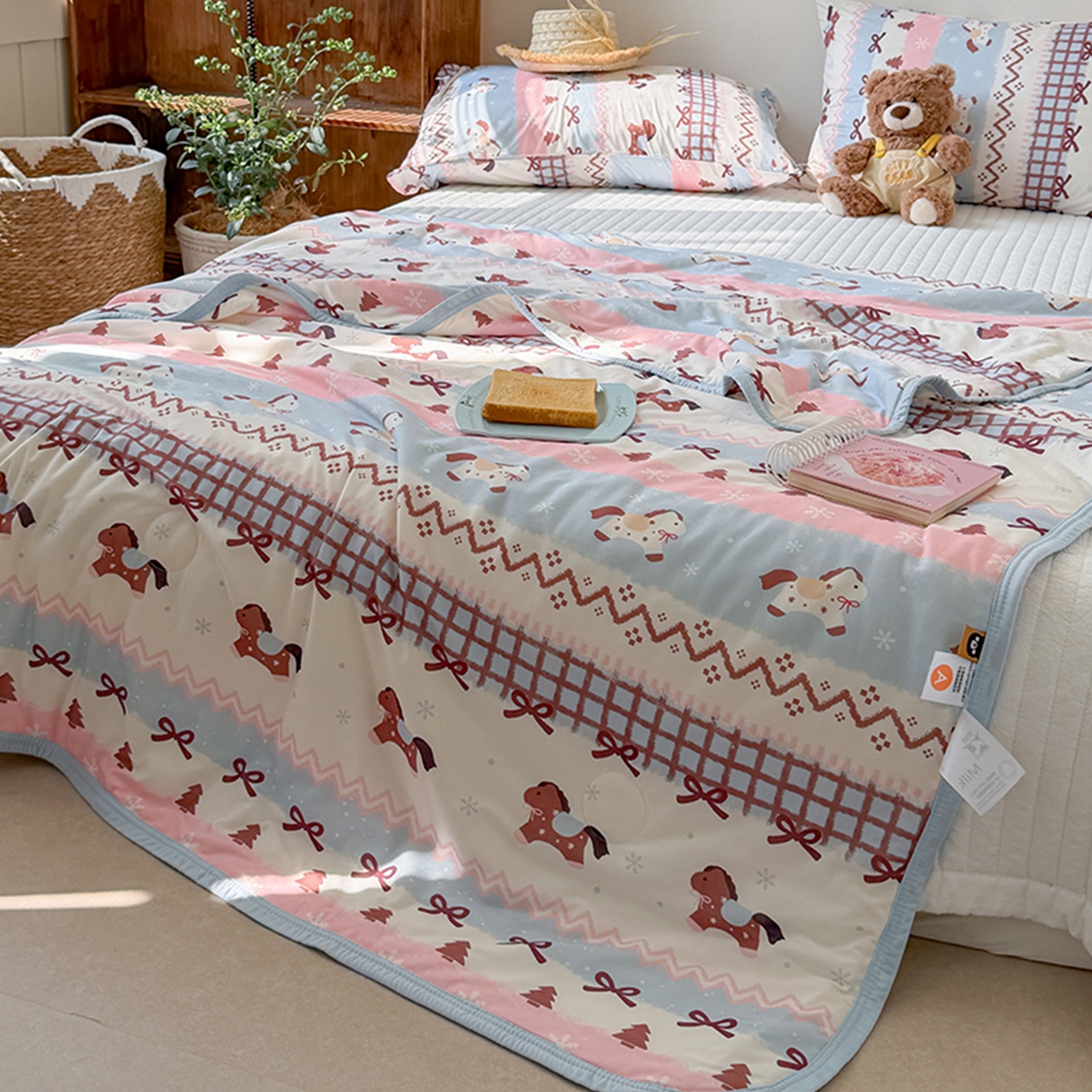 91家纺网 家纺一手货源 找家纺 桃子家居 2026新款A类卡通小清新印花高品质牛奶丝软糯针织棉包边夏被系列 针织棉-奶糖木马