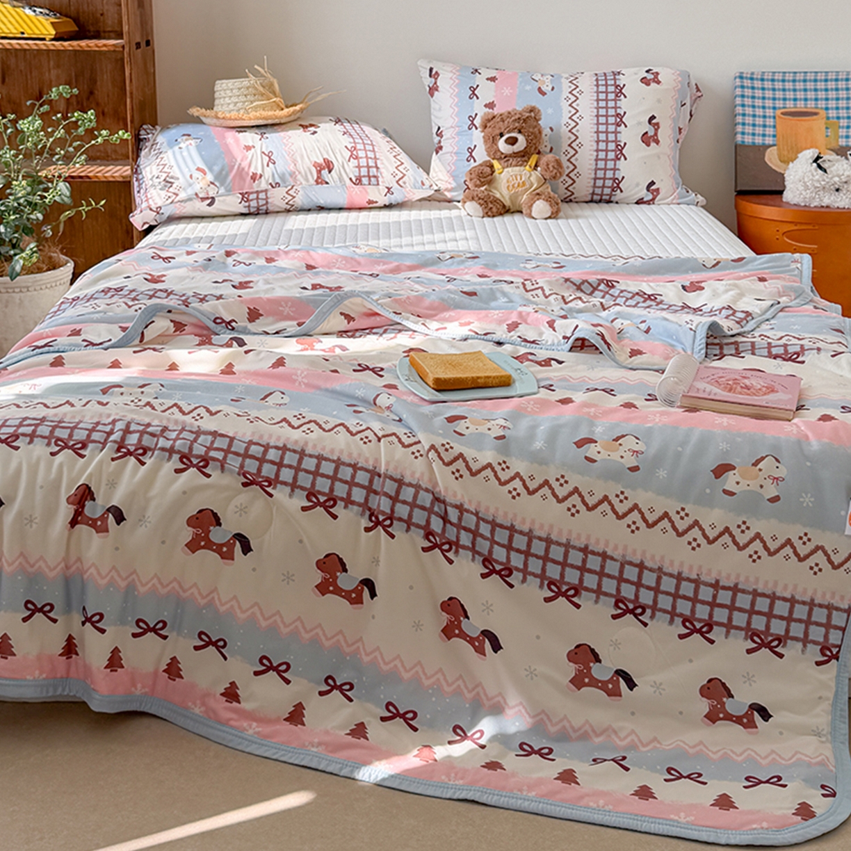 91家纺网 家纺一手货源 找家纺 桃子家居 2026新款A类卡通小清新印花高品质牛奶丝软糯针织棉包边夏被系列 针织棉-奶糖木马