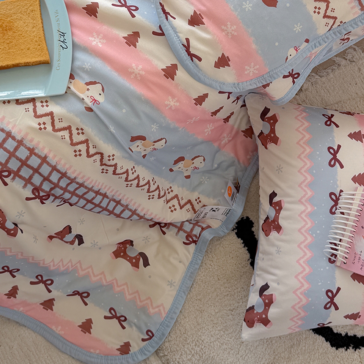 91家纺网 家纺一手货源 找家纺 桃子家居 2026新款A类卡通小清新印花高品质牛奶丝软糯针织棉包边夏被系列 针织棉-奶糖木马