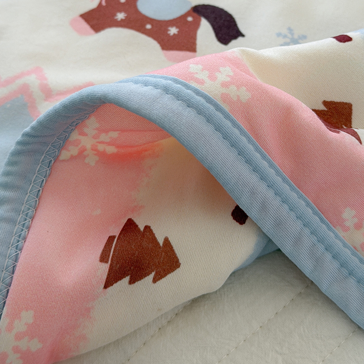 91家纺网 家纺一手货源 找家纺 桃子家居 2026新款A类卡通小清新印花高品质牛奶丝软糯针织棉包边夏被系列 针织棉-奶糖木马