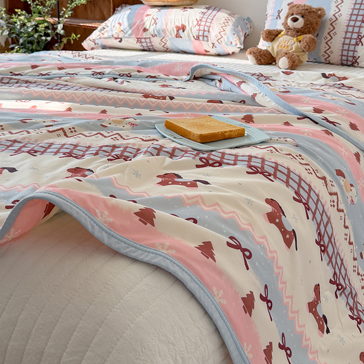 91家纺网 家纺一手货源 找家纺 桃子家居 2026新款A类卡通小清新印花高品质牛奶丝软糯针织棉包边夏被系列 针织棉-奶糖木马