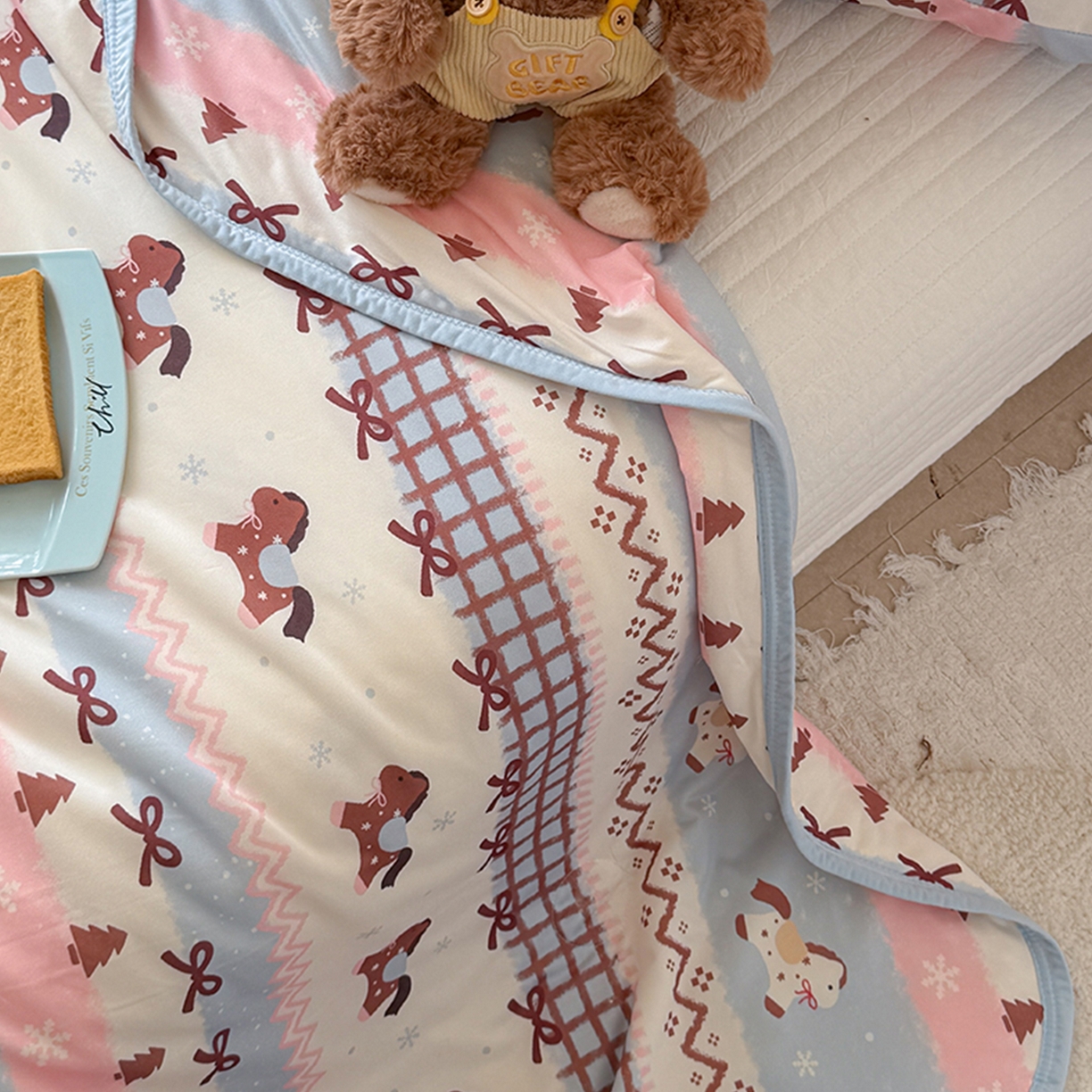 91家纺网 家纺一手货源 找家纺 桃子家居 2026新款A类卡通小清新印花高品质牛奶丝软糯针织棉包边夏被系列 针织棉-奶糖木马