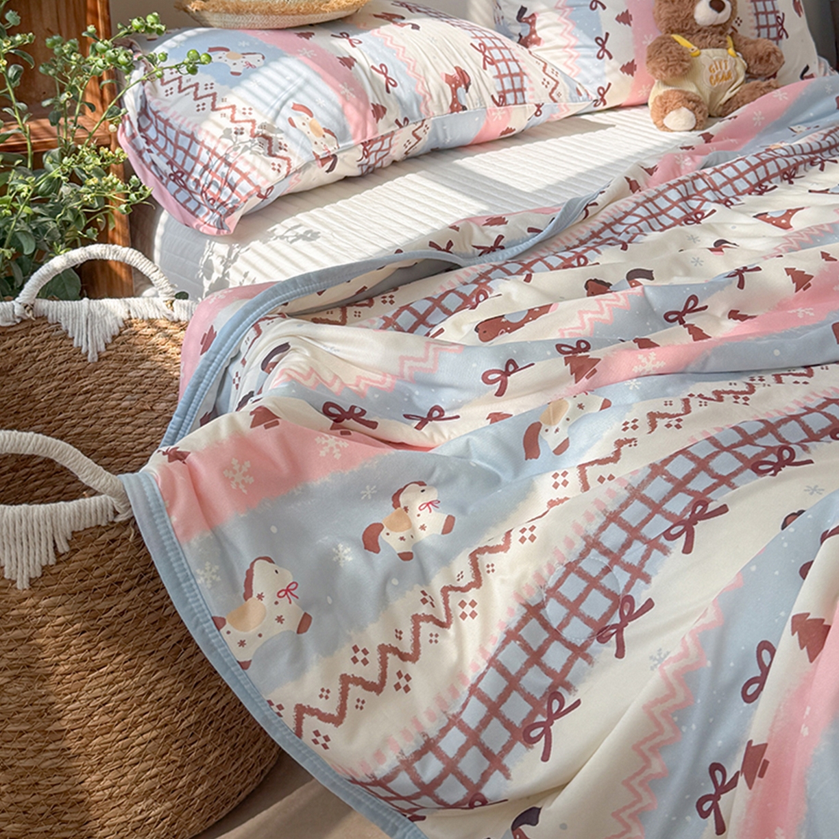 91家纺网 家纺一手货源 找家纺 桃子家居 2026新款A类卡通小清新印花高品质牛奶丝软糯针织棉包边夏被系列 针织棉-奶糖木马