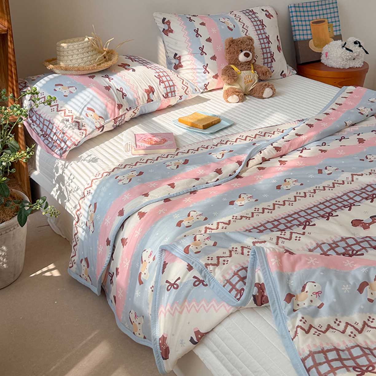 91家纺网 家纺一手货源 找家纺 桃子家居 2026新款A类卡通小清新印花高品质牛奶丝软糯针织棉包边夏被系列 针织棉-奶糖木马