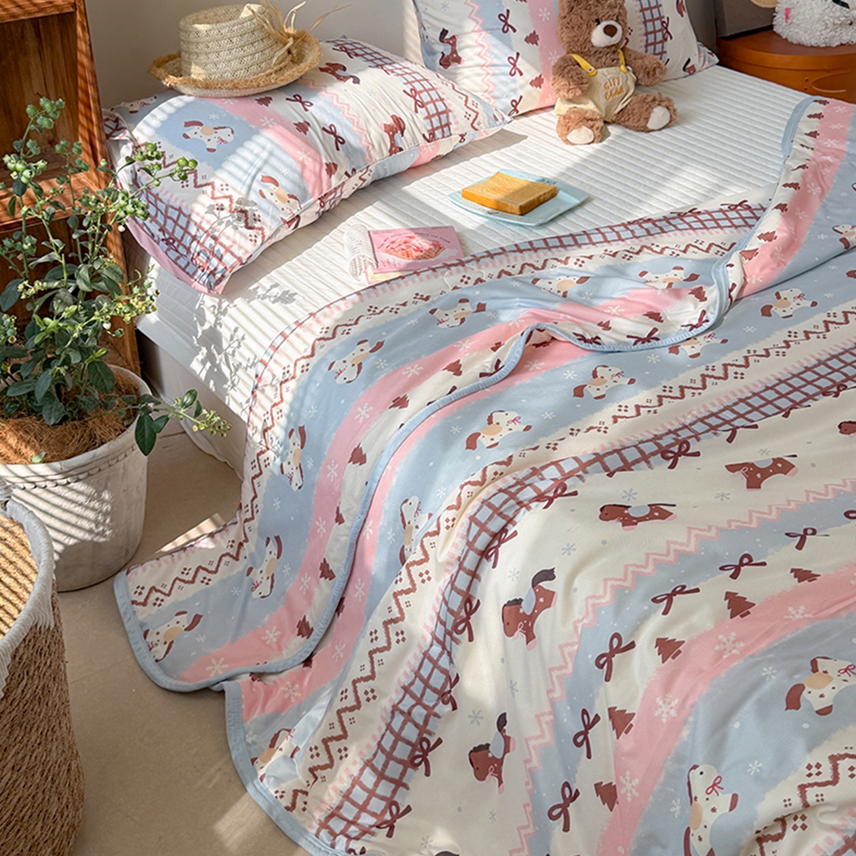 91家纺网 家纺一手货源 找家纺 桃子家居 2026新款A类卡通小清新印花高品质牛奶丝软糯针织棉包边夏被系列 针织棉-奶糖木马