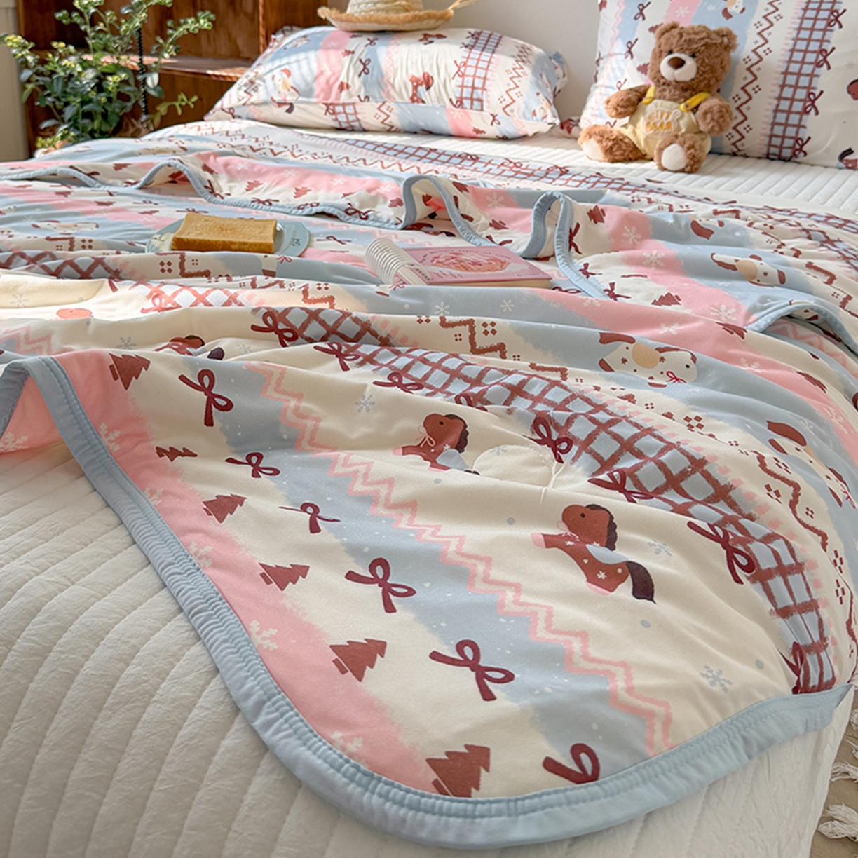 91家纺网 家纺一手货源 找家纺 桃子家居 2026新款A类卡通小清新印花高品质牛奶丝软糯针织棉包边夏被系列 针织棉-奶糖木马