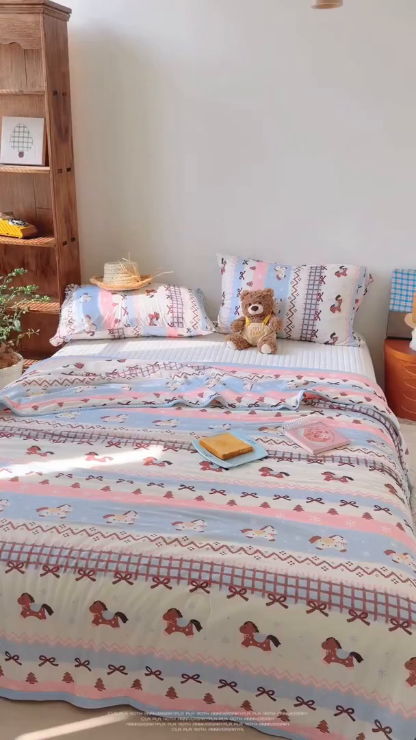 91家纺网 家纺一手货源 找家纺 桃子家居 2026新款A类卡通小清新印花高品质牛奶丝软糯针织棉包边夏被系列 针织棉-奶糖木马