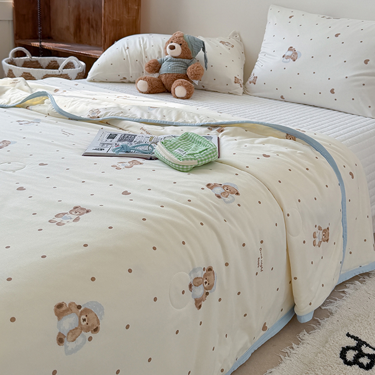 91家纺网 家纺一手货源 找家纺 桃子家居 2026新款A类卡通小清新印花高品质牛奶丝软糯针织棉包边夏被系列 针织棉-软糖小熊