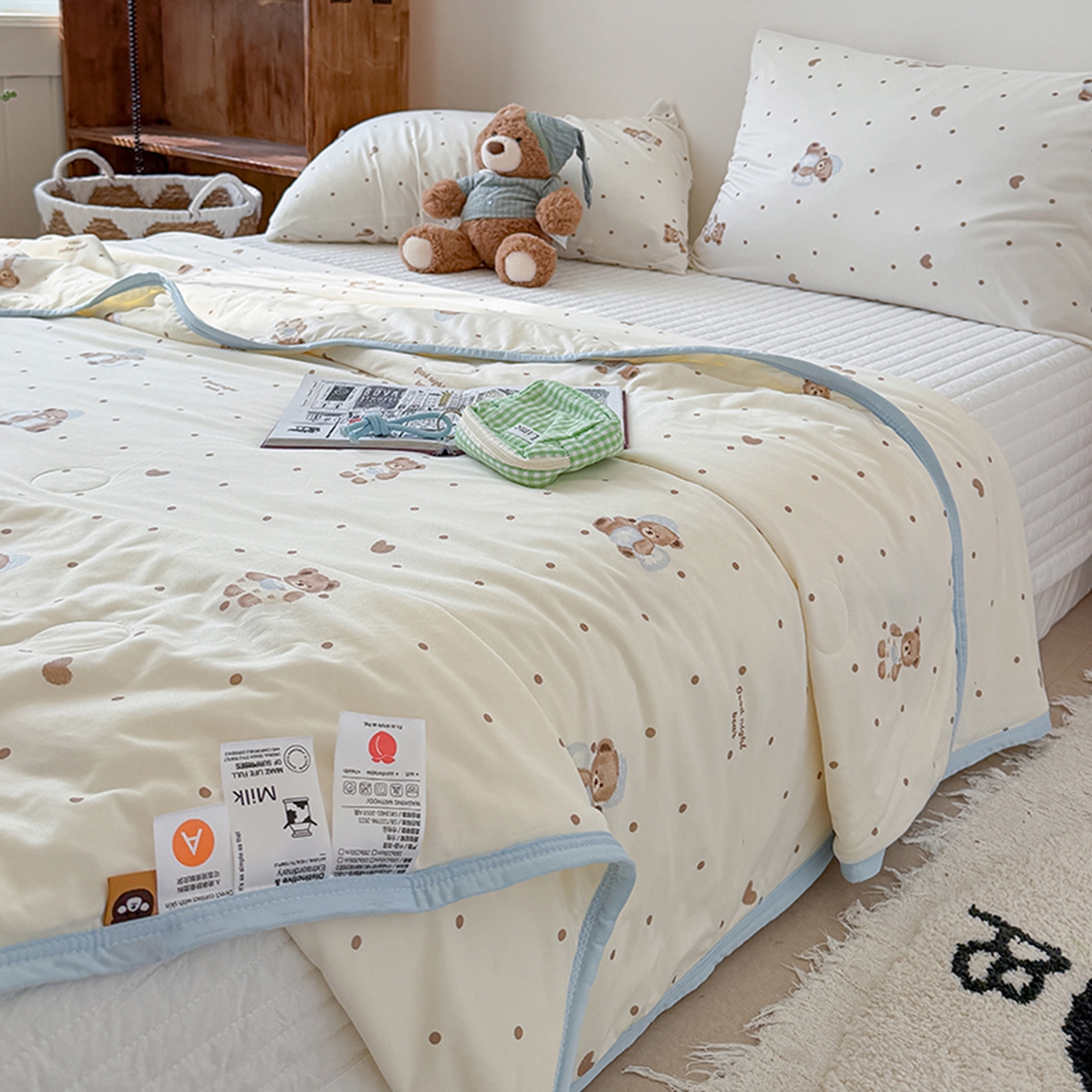 91家纺网 家纺一手货源 找家纺 桃子家居 2026新款A类卡通小清新印花高品质牛奶丝软糯针织棉包边夏被系列 针织棉-软糖小熊