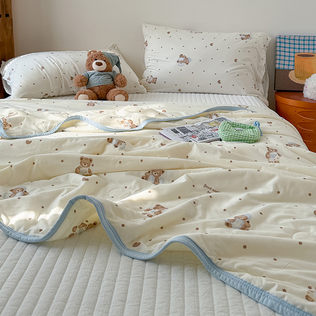 91家纺网 家纺一手货源 找家纺 桃子家居 2026新款A类卡通小清新印花高品质牛奶丝软糯针织棉包边夏被系列 针织棉-软糖小熊