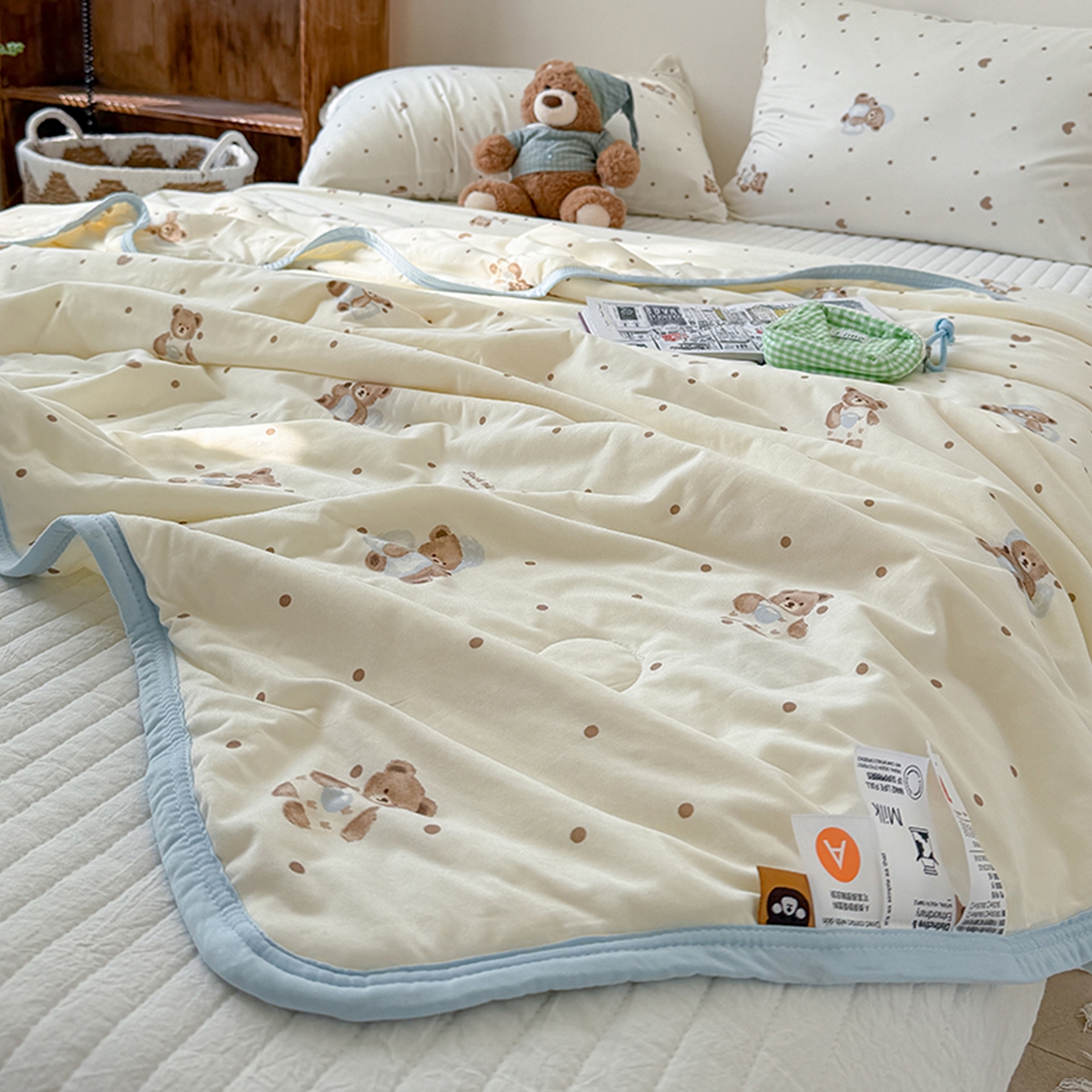 91家纺网 家纺一手货源 找家纺 桃子家居 2026新款A类卡通小清新印花高品质牛奶丝软糯针织棉包边夏被系列 针织棉-软糖小熊