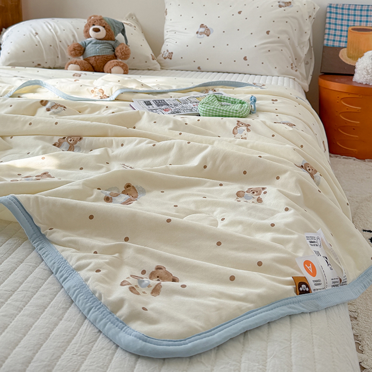 91家纺网 家纺一手货源 找家纺 桃子家居 2026新款A类卡通小清新印花高品质牛奶丝软糯针织棉包边夏被系列 针织棉-软糖小熊