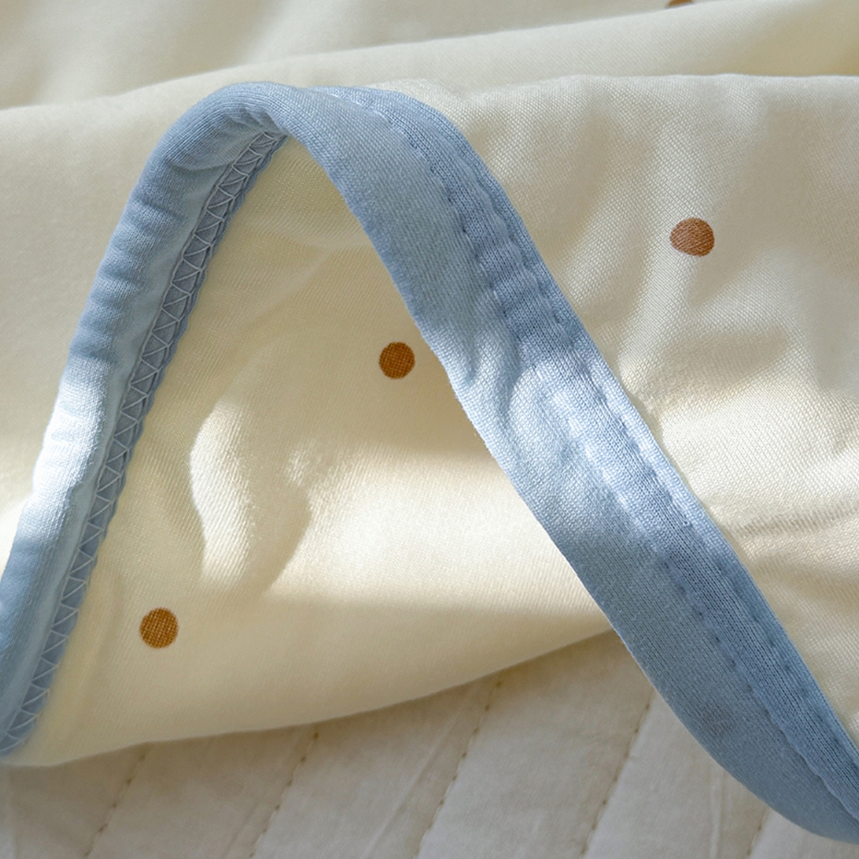 91家纺网 家纺一手货源 找家纺 桃子家居 2026新款A类卡通小清新印花高品质牛奶丝软糯针织棉包边夏被系列 针织棉-软糖小熊