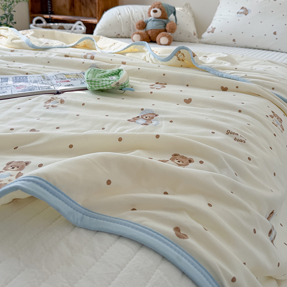 91家纺网 家纺一手货源 找家纺 桃子家居 2026新款A类卡通小清新印花高品质牛奶丝软糯针织棉包边夏被系列 针织棉-软糖小熊