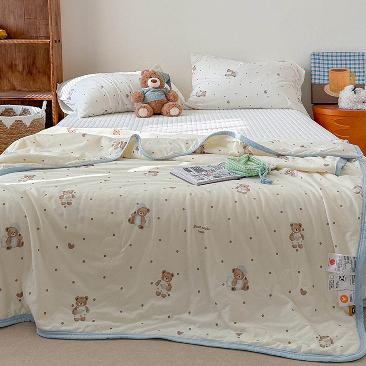 91家纺网 家纺一手货源 找家纺 桃子家居 2026新款A类卡通小清新印花高品质牛奶丝软糯针织棉包边夏被系列 针织棉-软糖小熊