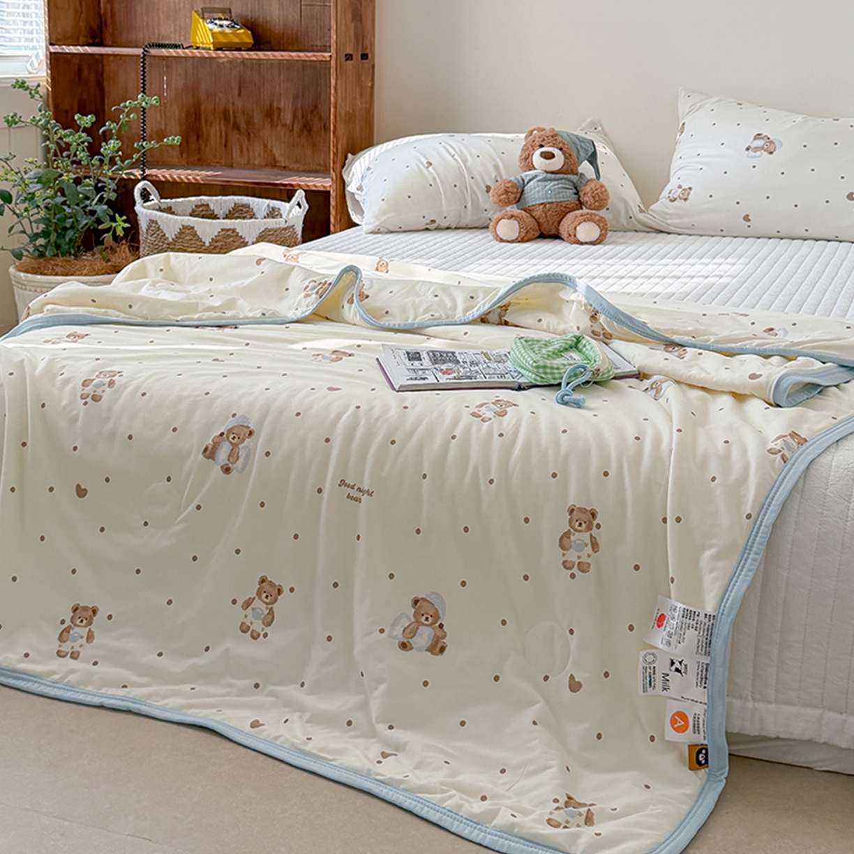 91家纺网 家纺一手货源 找家纺 桃子家居 2026新款A类卡通小清新印花高品质牛奶丝软糯针织棉包边夏被系列 针织棉-软糖小熊