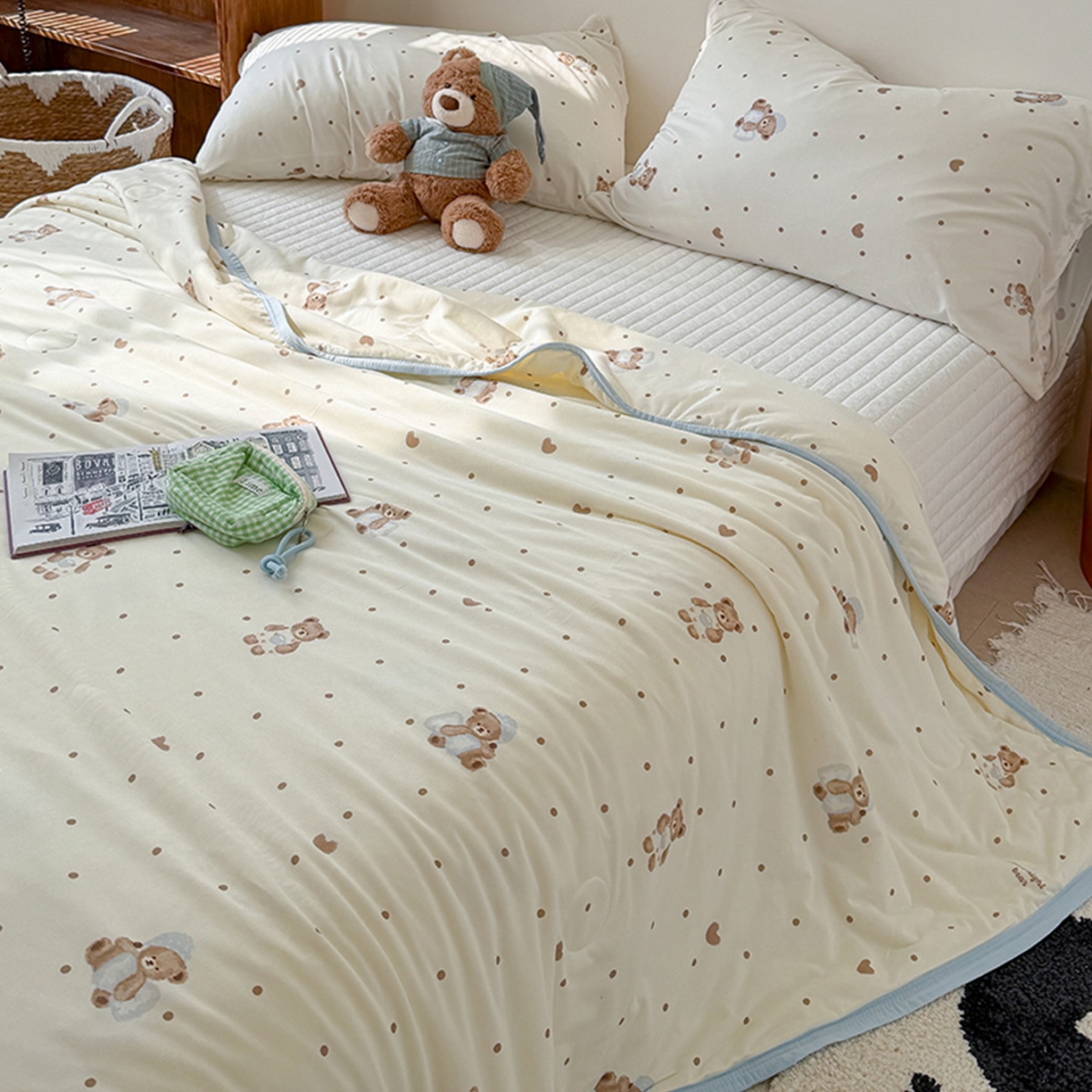 91家纺网 家纺一手货源 找家纺 桃子家居 2026新款A类卡通小清新印花高品质牛奶丝软糯针织棉包边夏被系列 针织棉-软糖小熊