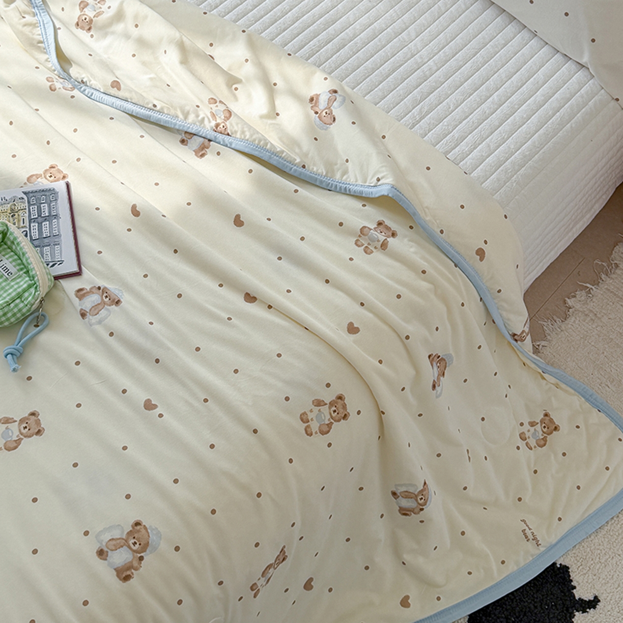 91家纺网 家纺一手货源 找家纺 桃子家居 2026新款A类卡通小清新印花高品质牛奶丝软糯针织棉包边夏被系列 针织棉-软糖小熊